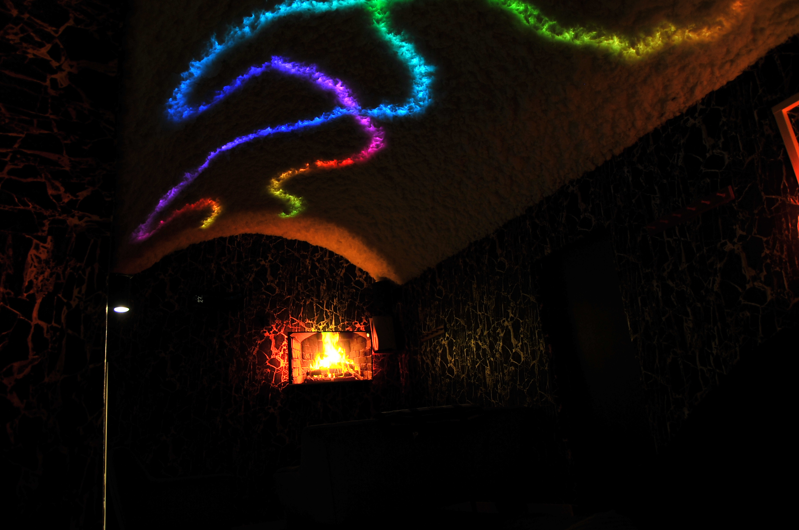 Herní místnost s osvícením stropem v baru Golden&Black Benešov